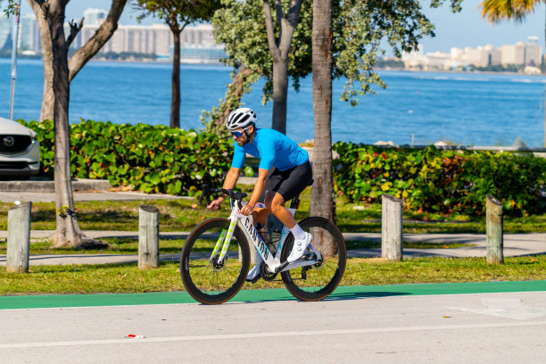 迈阿密基比斯坎岛的骑自行车者库存图片图片下载
