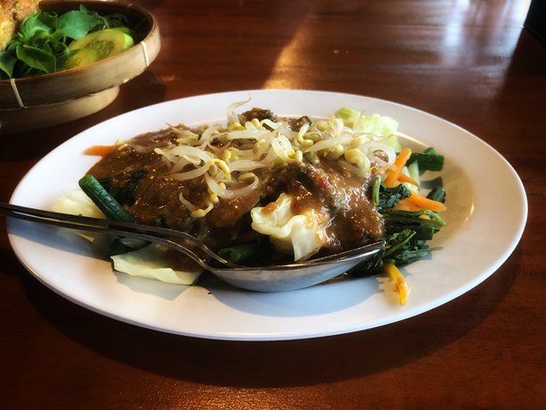 一盘佩切尔蔬菜的照片，包括多种煮熟的蔬菜，如菠菜、羽衣甘蓝、胡萝卜、卷心菜等。图片下载