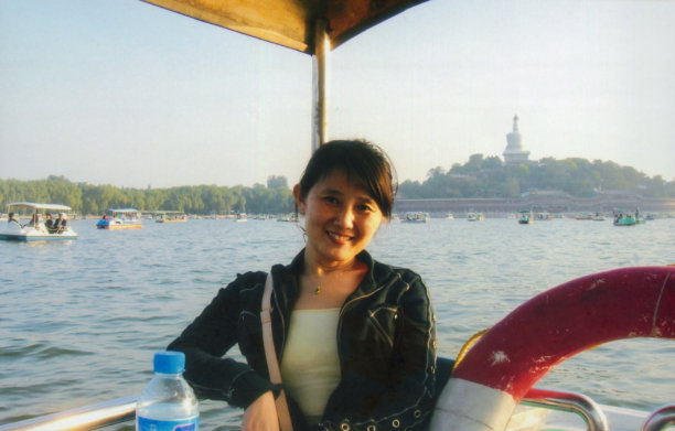 北京北海公园的中国女性游客，老照片记录真实生活图片下载