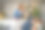 女朋友在沙发上拍她睡着的男朋友的照片图片下载