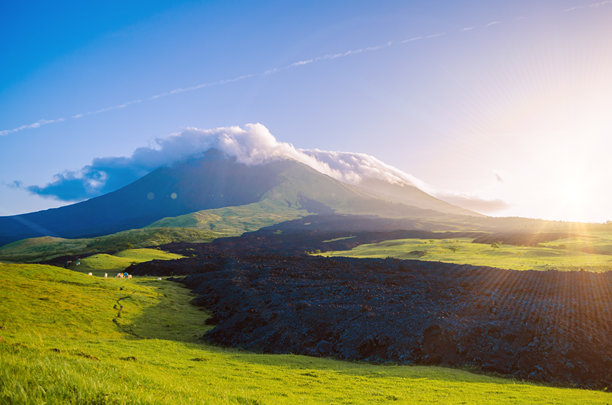 壮观的火山景观照片，山顶云雾缭绕图片下载