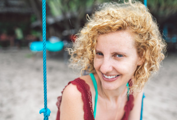 微笑的年轻女子肖像图片下载