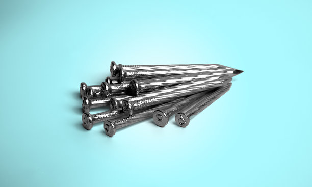 一堆银色光亮锋利的金属钉子特写照片，背景为柔和的蓝色。图片下载