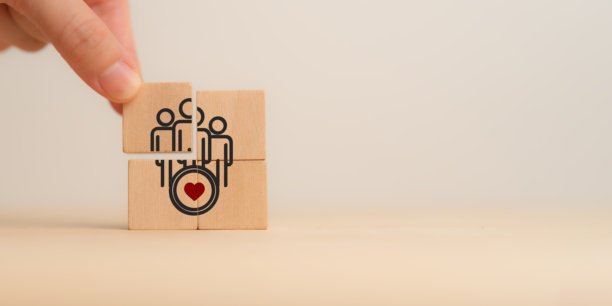 商业信任与成功概念。木块上刻有信任、团队合作、客户、合作伙伴和商业增长图标。商业合作策略。企业价值观、战略与商业成功。图片下载