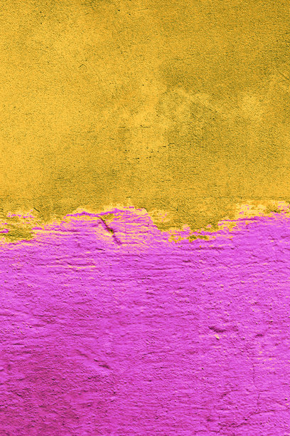 混凝土墙的一半涂成黄色和粉色。抽象的磨损背景。双色混凝土墙背景。竖版照片图片下载