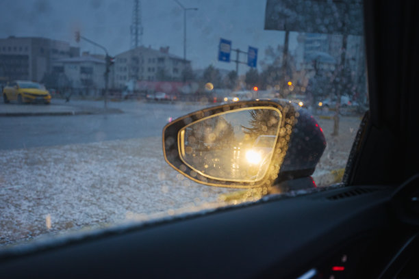 雪天早晨的交通中驾驶汽车，库存照片图片下载