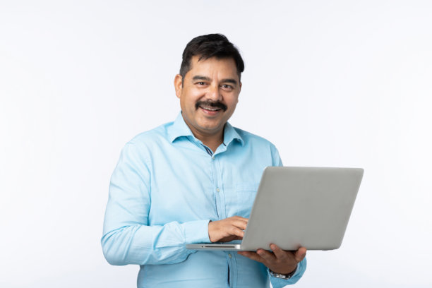 商人在白色背景下使用笔记本电脑的库存照片图片下载