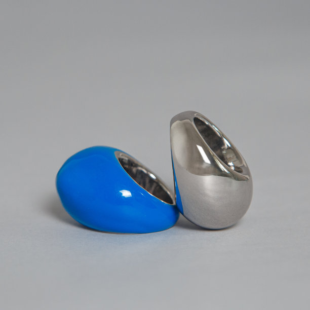 这张图片似乎展示了两个戒指——一个是蓝色搪瓷或树脂涂层，另一个是光亮的金属戒指。图片下载