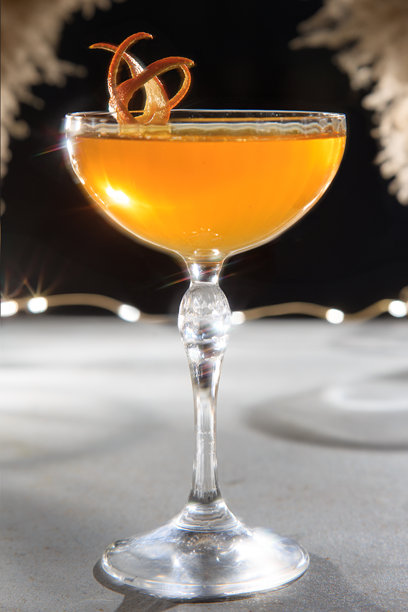 这张图片展示了一杯精美调制的鸡尾酒，盛放在高脚杯中。图片下载