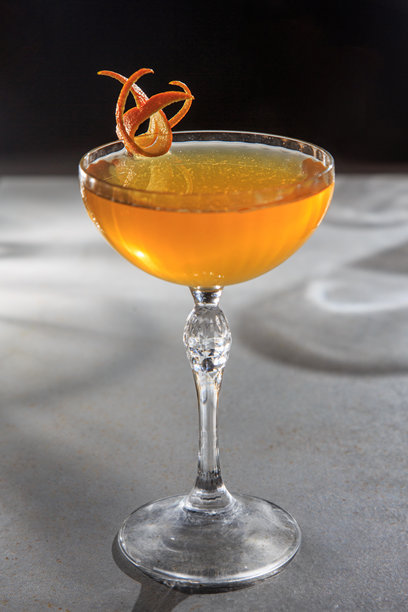 这张图片展示了一杯精美调制的鸡尾酒，盛在高脚杯中。图片下载