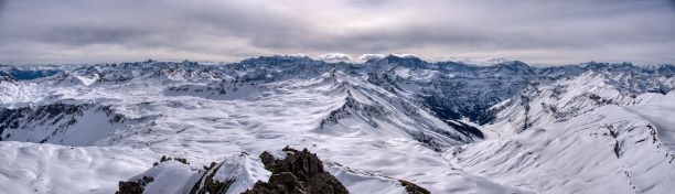 斯皮茨迈伦山的冬季全景，位于圣加仑州和格拉鲁斯州。美丽的雪山景色。瑞士的滑雪登山。高质量照片。图片下载
