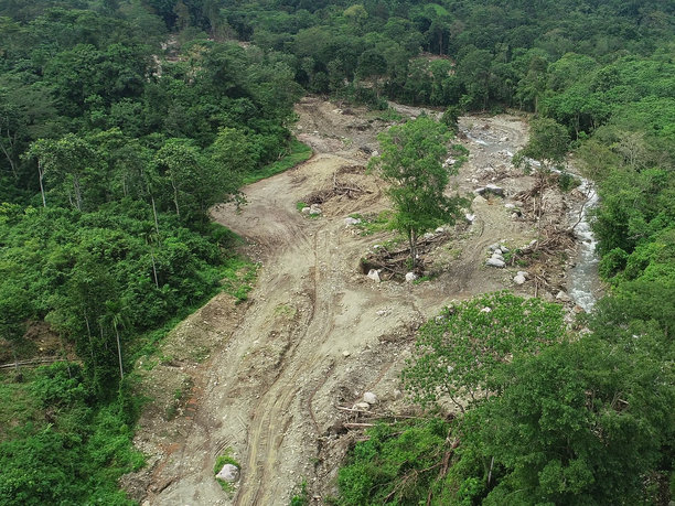 河流损坏的鸟瞰图-库存照片图片下载