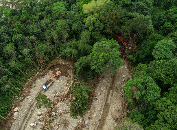 破坏河流和森林的挖掘机作业的鸟瞰图-库存照片图片下载