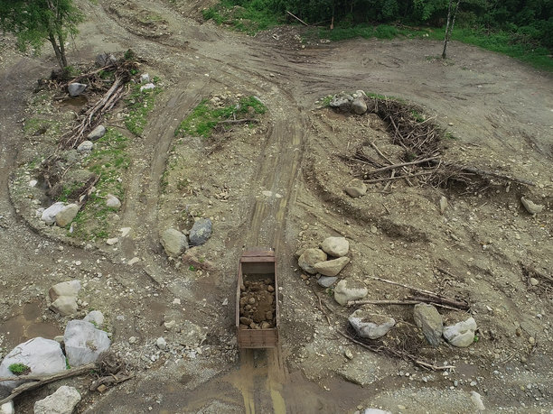 河中运输挖掘石料的卡车-库存照片图片下载