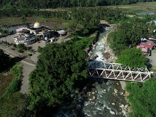 河流损坏的鸟瞰图-库存照片图片下载