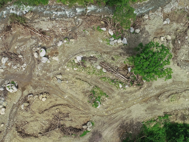 河流损坏的鸟瞰图-库存照片图片下载