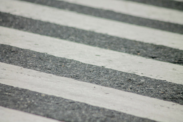 新涂装的空人行横道，没有行人。行走的斑马线。安全的概念，正确的生活方式，遵守交通规则。留白空间。黑白照片。图片下载