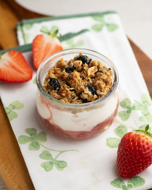 希腊酸奶配草莓和用谷物和坚果制成的格兰诺拉麦片。图片下载