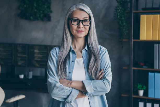 成功的退休女性安全服务器维护主管在工作空间中交叉双臂的照片图片下载