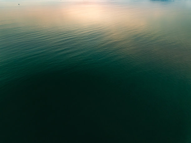 海面鸟瞰图，波浪水面纹理的鸟瞰照片，夏季海洋背景，美丽自然的惊人海景背景图片下载
