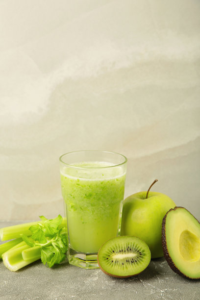 绿色果昔，玻璃杯装，材料包括猕猴桃、芹菜和苹果。排毒概念，健康食品，饮食，素食。竖版照片图片下载