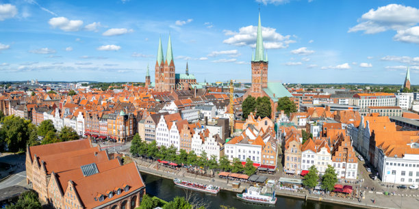 德国汉萨城市吕贝克的老城区与特拉维河的航拍全景照片图片下载