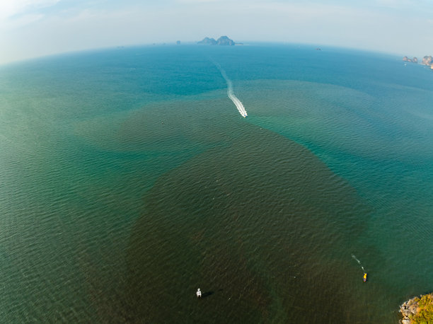 海面鸟瞰图，波浪水面纹理的鸟瞰照片，夏季海洋背景，美丽自然的惊人海景背景图片下载