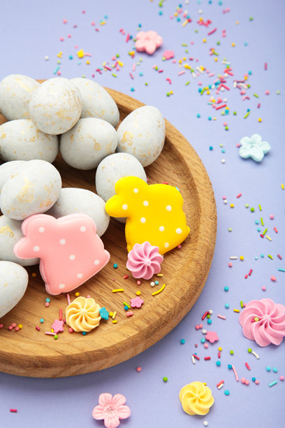 姜饼复活节人物 - 紫色背景上的兔子与复活节彩蛋。复活节快乐，春天的概念。竖版照片图片下载