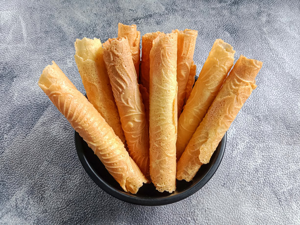 印尼传统华夫饼零食，使用铁模夹住蛋糊制成，称为Kue semprong、亚洲春卷、sapit、sepit、kue Belanda或kapit。图片下载