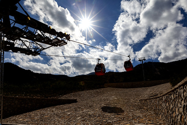 自然摄影：蓝天中白色和多彩的云朵，倒映在水面上的湖泊和溪流，树木、山脉和丘陵，长时间曝光的云朵照片图片下载