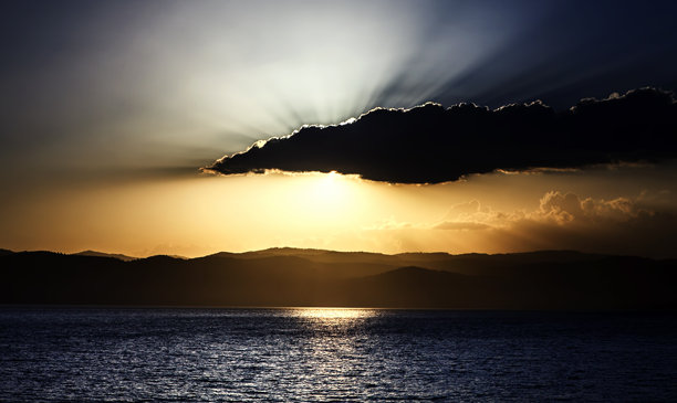 自然摄影：蓝天中白色和多彩的云朵，倒映在水面上的湖泊和溪流，树木、山脉和丘陵，长时间曝光的云朵照片图片下载