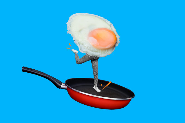 年轻的无身体女士在巨大的平底锅上煎蛋的3D照片拼贴艺术作品图片下载