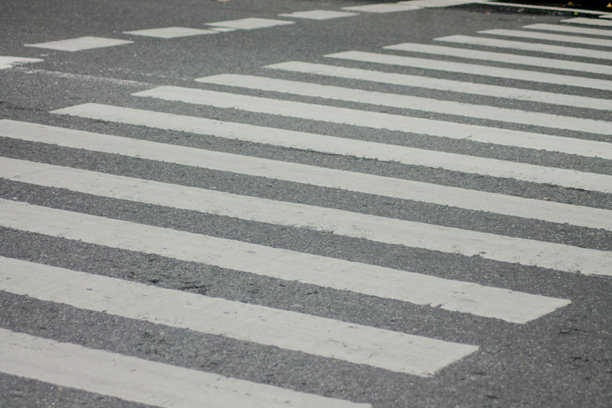 新涂漆的空人行横道，没有行人。行走的斑马线。安全的概念，正确的生活方式，遵守交通规则。留白空间。黑白照片。图片下载