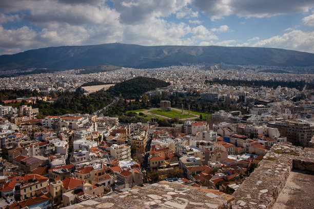 雅典，阿提卡，希腊的奥林匹亚宙斯神庙标志性遗址的航拍照片图片下载