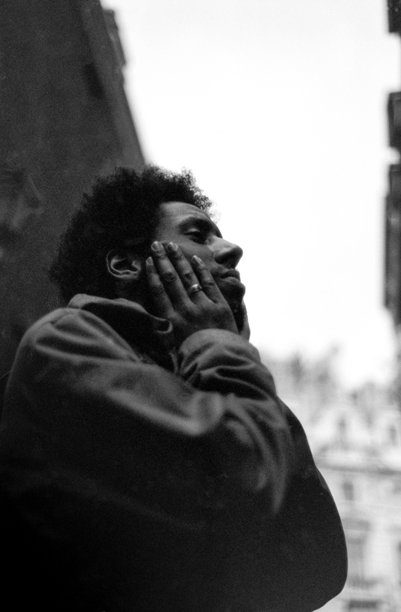 沉思的男人用手捧着脸，颗粒感黑白胶卷照片图片下载