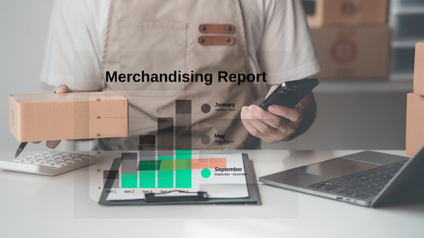 小型和中型企业在家办公独立工作，使用电脑进行在线销售，快递包裹的盒子，特写照片图片下载