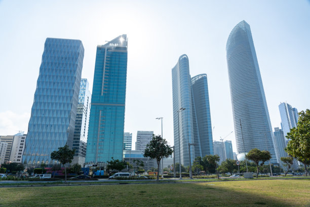 现代阿布扎比的摩天大楼，玻璃外立面，绿地，城市基础设施，编辑图片图片下载