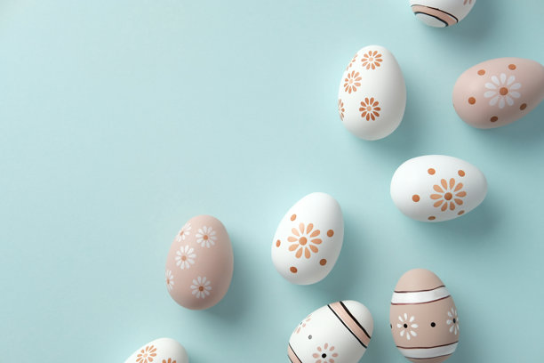 手绘复活节彩蛋，带有花卉和几何图案，背景为柔和的蓝色图片下载