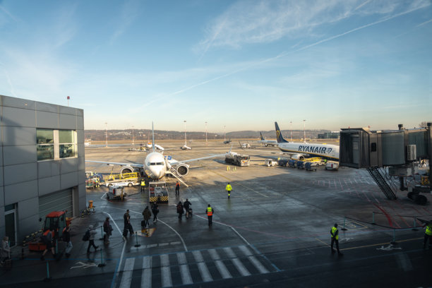 乘客在克拉科夫机场登机，低成本航空公司品牌的瑞安航空，新闻图片图片下载