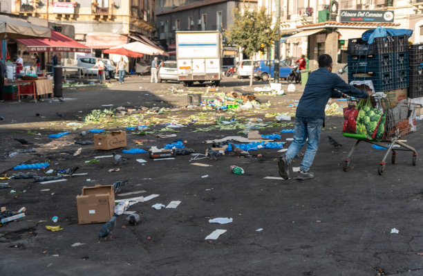 西西里卡塔尼亚的真实老街，破旧的墙壁，意大利，新闻图片图片下载