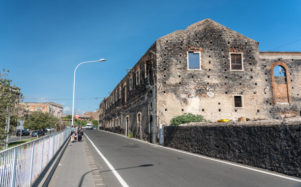 西西里卡塔尼亚的真实老街，破旧的墙壁，意大利，编辑图片图片下载