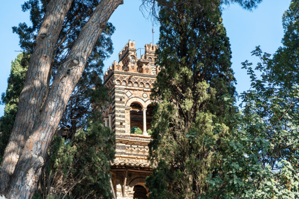 塔奥敏娜公共花园，俯瞰海湾的美丽公园，植物繁多，意大利西西里岛，编辑图片图片下载