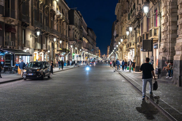 夜晚的卡塔尼亚街道充满了游客，温暖的城市，电光闪烁，西西里，意大利，编辑图片图片下载