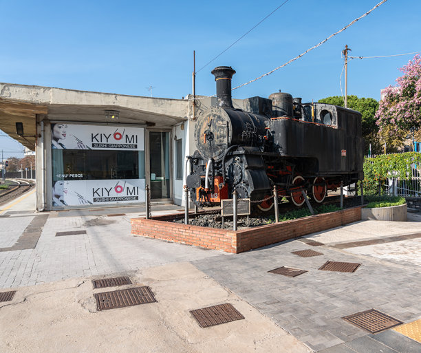 卡塔尼亚主要火车站的老式蒸汽机车，编辑图片图片下载