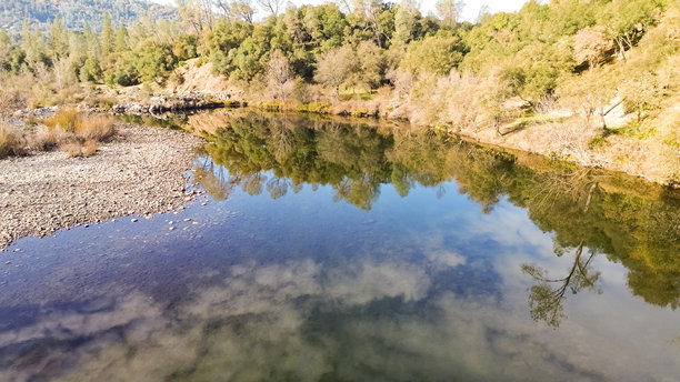 美国河的无人机照片，映照在水面上 - 加利福尼亚州科洛马图片下载