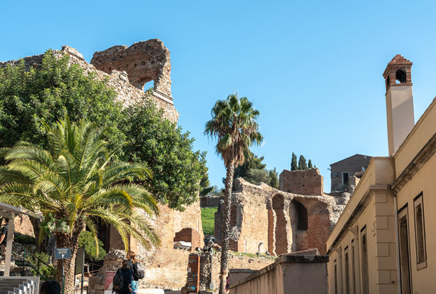 塔奥敏娜公共花园，俯瞰海湾的美丽公园，植物繁多，意大利西西里，编辑图片图片下载