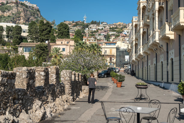 陶尔米纳的热门旅游街道，美丽的建筑，历史遗迹，编辑图片图片下载