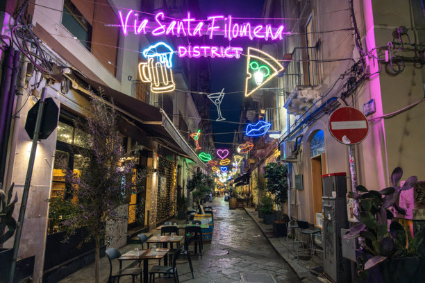 夜晚的卡塔尼亚街道充满了游客，温暖的城市，电光闪烁，西西里岛，意大利，新闻图片图片下载