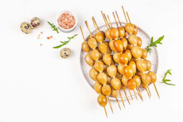 白色背景上的烟熏鹌鹑蛋串。健康脂肪，清淡饮食助力减肥。俯视图。留白空间。图片下载