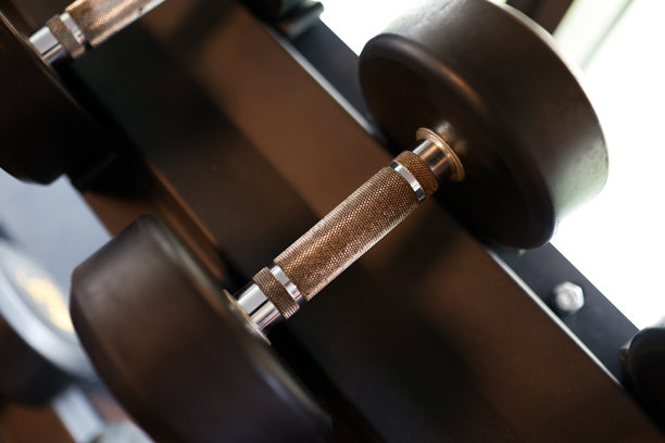 健身器材 - 哑铃、跳绳和杠铃库存照片图片下载